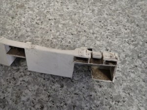 NISSAN ALMERA N16 03-06 ŚLIZG ZDERZAKA TYLNY PRAWY 3/4 MINIATURA