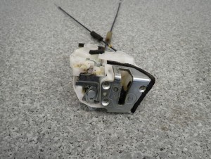 SUZUKI SWIFT HB 04-09 ZAMEK DRZWI TYLNY PRAWY 5/6 MINIATURA