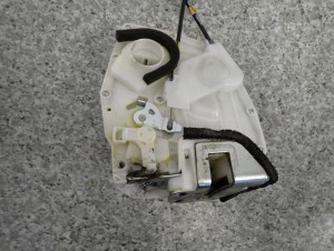 SUZUKI SWIFT HB 04-09 ZAMEK DRZWI TYLNY PRAWY 6/6 MINIATURA