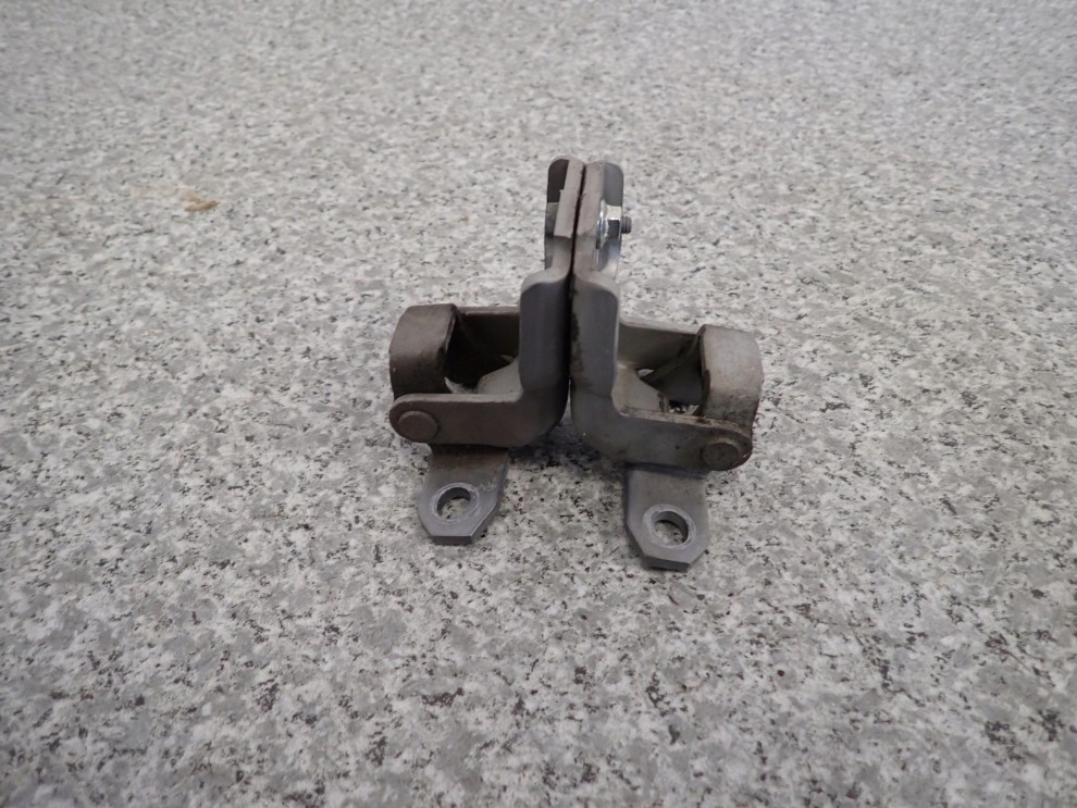 SUZUKI SX4 06-12 ZAWIASY DRZWI PRZEDNICH LEWYCH KOMPLET 1/4
