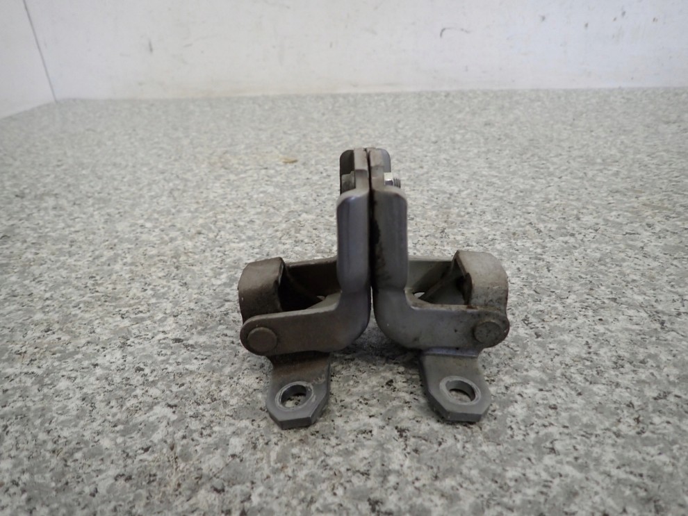 SUZUKI SX4 06-12 ZAWIASY DRZWI PRZEDNICH LEWYCH KOMPLET 3/4