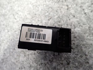 HYUNDAI i40 11-15 PANEL SZYBY TYLNY LEWY LUB PRAWY PRZYCISK 3/8 MINIATURA