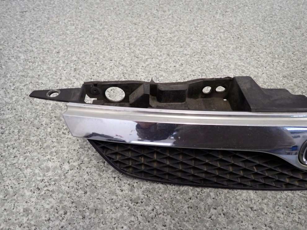 MAZDA 323 BJ 97-00 ATRAPA GRILL ORYGINALNA 5/8