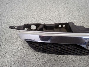 MAZDA 323 BJ 97-00 ATRAPA GRILL ORYGINALNA 5/8 MINIATURA