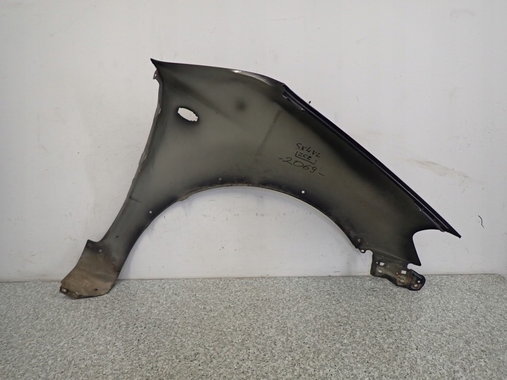 SUZUKI SX4 06-12 BŁOTNIK PRZEDNI LEWY ZCE 9/10