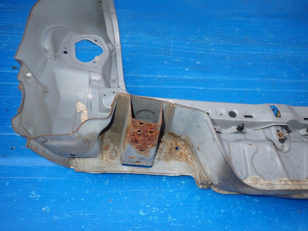 TOYOTA AVENSIS T22 4d 97-02 PAS TYLNY 9/10