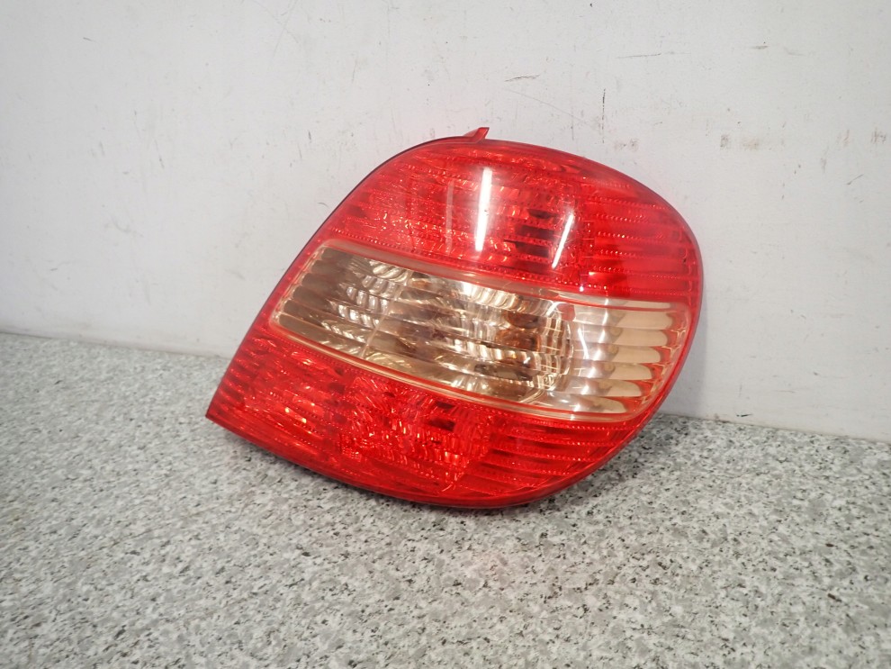 TOYOTA AVENSIS T22 5d LIFTBACK 00-02 LAMPA TYLNA PRAWA LIFT 3/8