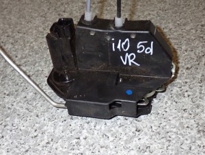 HYUNDAI i10 07-13 ZAMEK DRZWI PRZEDNI PRAWY 1/7 MINIATURA