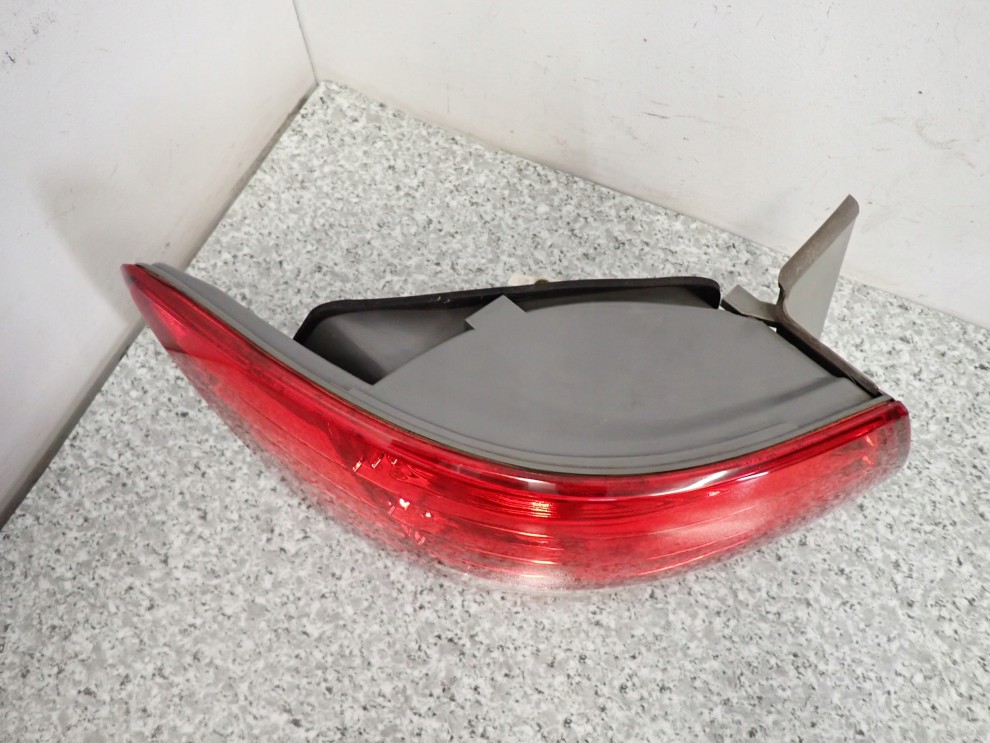 HYUNDAI SONATA 05-09 LAMPA TYLNA LEWA 4/5