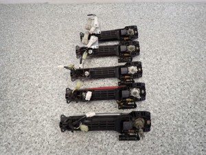 SUZUKI SWIFT MK6 04- KLAMKA PRZEDNIA LEWA KEYLESS 6/8 MINIATURA