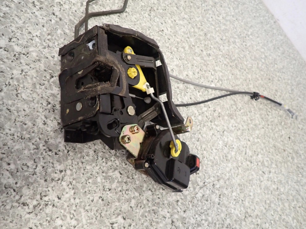 KIA RIO 05-10 ZAMEK DRZWI PRZEDNI LEWY 4/4