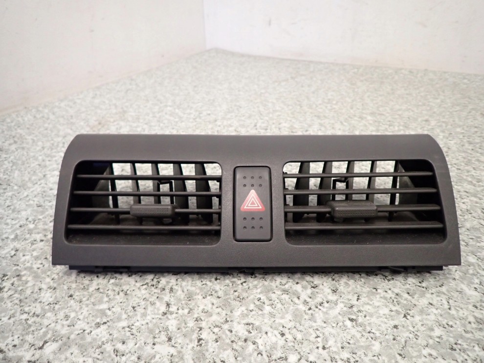SUZUKI SWIFT 04- KRATKA NAWIEWU ŚRODKOWA RADIA 2/5
