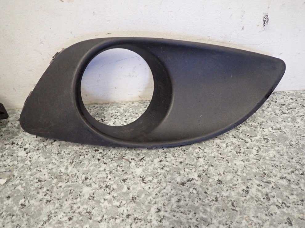 SUZUKI ALTO 09-14 RAMKA HALOGENU LEWEGO KRATKA ZAŚLEPKA 2/4