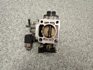 SUZUKI LIANA 1.3 01-07 PRZEPUSTNICA POWIETRZA 6/7 MINIATURA