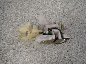 HONDA JAZZ II 02- ZAMEK DRZWI TYLNYCH PRAWYCH 2/5 MINIATURA