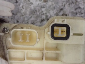 HONDA JAZZ II 02- ZAMEK DRZWI TYLNYCH PRAWYCH 5/5 MINIATURA