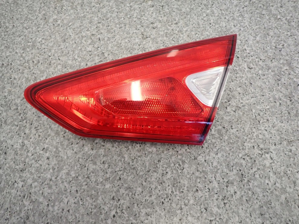 NISSAN PULSAR 14-18 LAMPA TYLNA PRAWA WEWNĘTRZNA 1/4