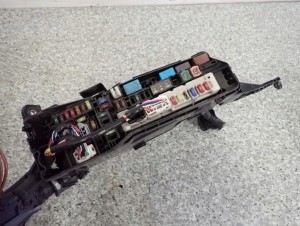 TOYOTA IQ 08-12 1KR PUSZKA BEZPIECZNIKÓW 5/5 MINIATURA