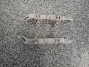 SUZUKI GRAND VITARA II 06- ŚLIZG ZDERZAKA PRZEDNI LEWY LUB PRAWY 2/4 MINIATURA