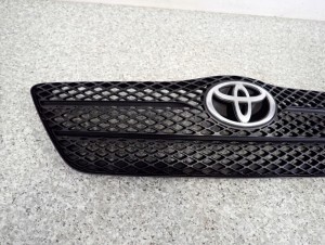 TOYOTA COROLLA E12 HATCHBACK 02-04 ATRAPA GRILL 3/6 MINIATURA