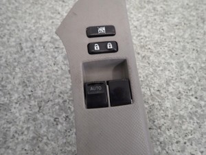 TOYOTA YARIS II 06- PANEL SZYB PRZEDNI LEWY 2/5 MINIATURA