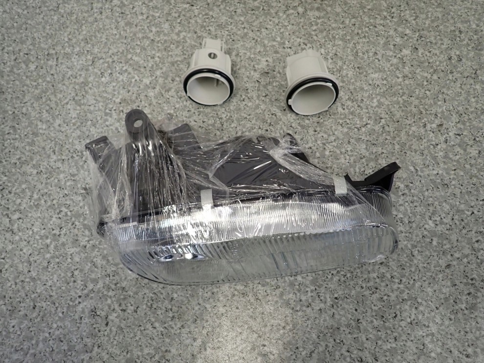 MAZDA 323 BA F 94-98 LAMPA PRZEDNIA PRAWA REFLEKTOR 6/8