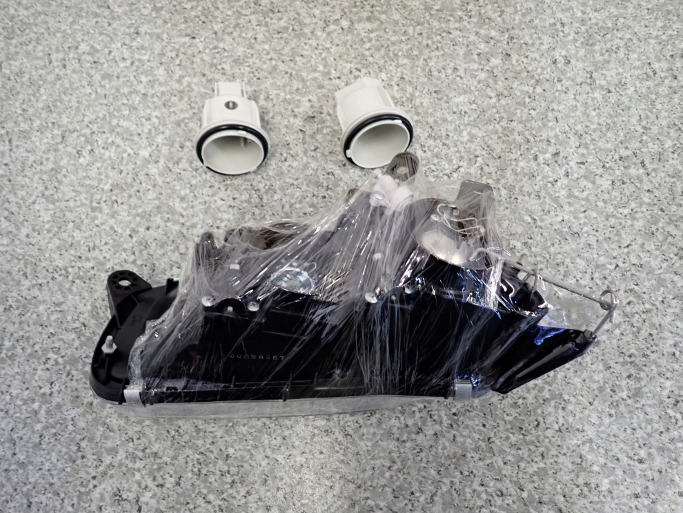 MAZDA 323 BA F 94-98 LAMPA PRZEDNIA PRAWA REFLEKTOR 7/8