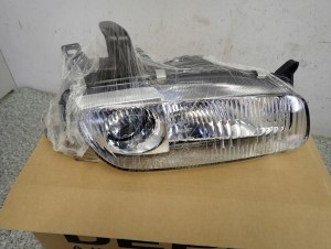 MAZDA 323 BA F 94-98 LAMPA PRZEDNIA PRAWA REFLEKTOR 2/8 MINIATURA