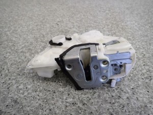 SUZUKI SX4 06- FIAT SEDICI ZAMEK DRZWI PRZEDNI LEWY 7 PINÓW 3/7 MINIATURA