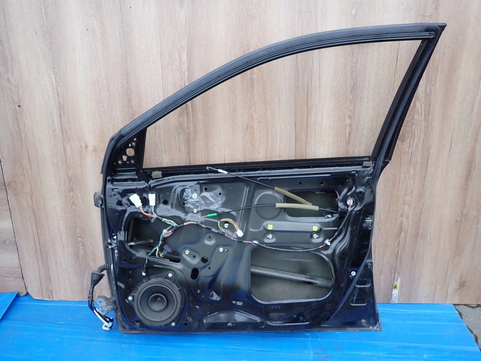 TOYOTA COROLLA E12 02-07 DRZWI PRZEDNIE PRAWE SB 209 11/12