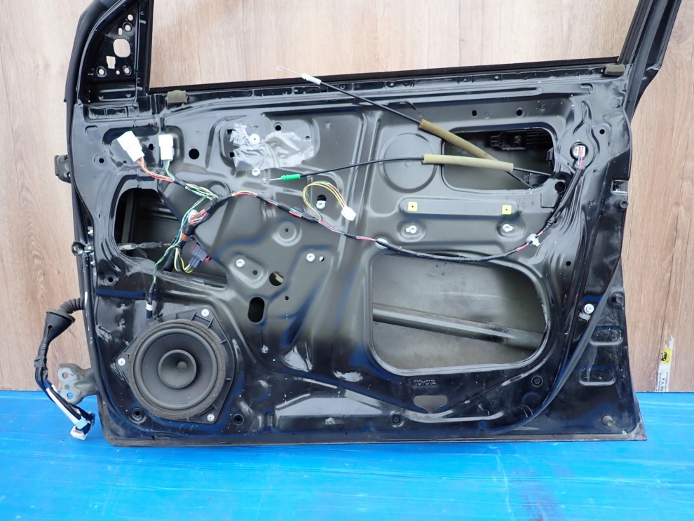TOYOTA COROLLA E12 02-07 DRZWI PRZEDNIE PRAWE SB 209 12/12
