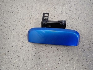 SUZUKI CELERIO 14-19 KLAMKA TYLNEJ KLAPY BAGAŻNIKA 1/5 MINIATURA