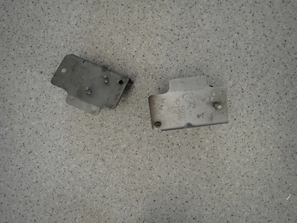 NISSAN PRIMERA P12 02-07 WSPORNIK ZDERZAKA PRZÓD LEWY I PRAWY 7/8