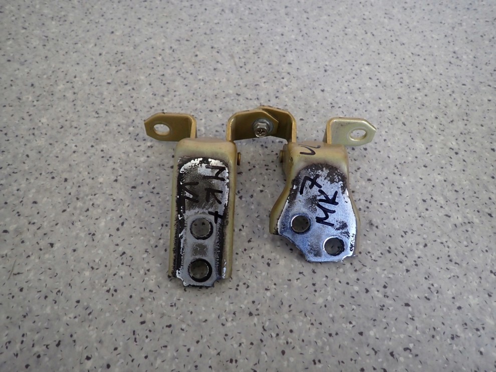 SUZUKI SWIFT 10- MK7 ZAWIASY DRZWI PRZEDNIE LEWE ZUN 1/4