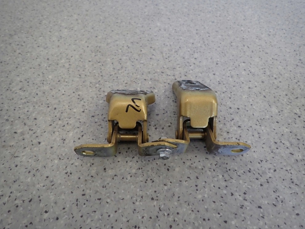 SUZUKI SWIFT 10- MK7 ZAWIASY DRZWI PRZEDNIE LEWE ZUN 2/4