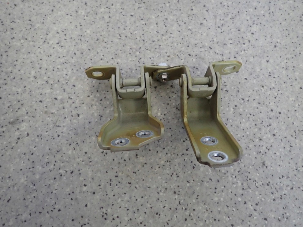 SUZUKI SWIFT 10- MK7 ZAWIASY DRZWI PRZEDNIE LEWE ZUN 3/4