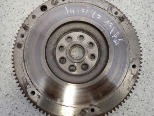 SUZUKI SWIFT M13A 1.3 04-08 KOŁO ZAMACHOWE 2/5 MINIATURA