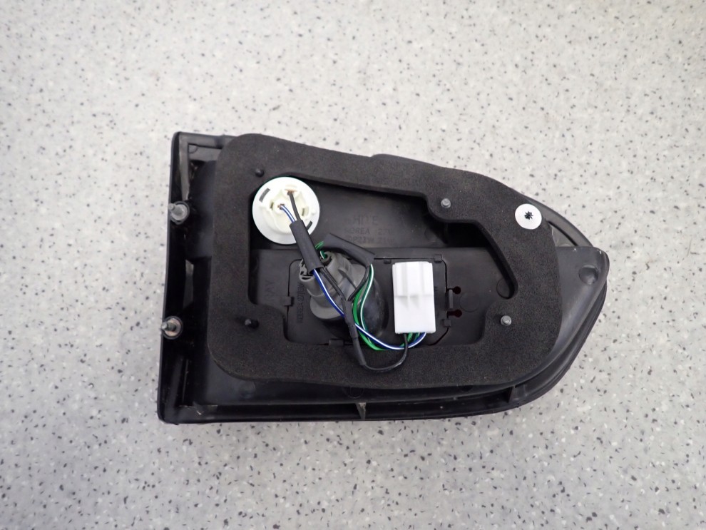 HYUNDAI H1 H200 98- LAMPA TYLNA PRAWA WEWNĘTRZNA NOWY ORYGINAŁ 3/4