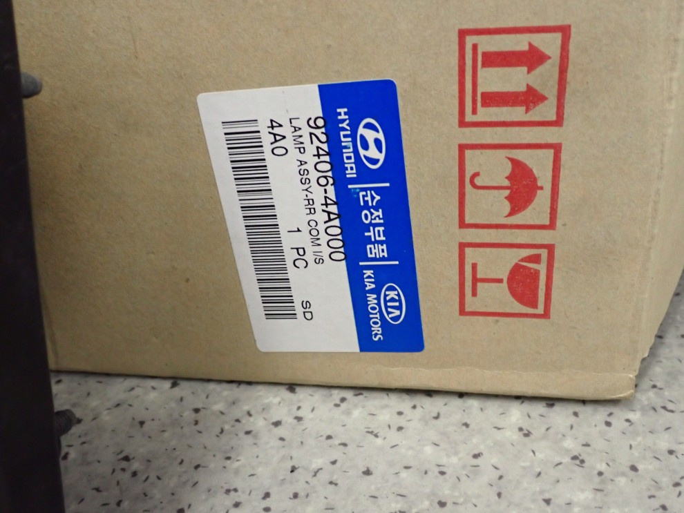 HYUNDAI H1 H200 98- LAMPA TYLNA PRAWA WEWNĘTRZNA NOWY ORYGINAŁ 4/4