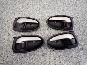 TOYOTA YARIS II 06-11 KLAMKA WEWNĘTRZNA PRZEDNIA TYLNA 1/2 MINIATURA