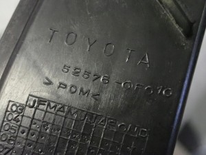 TOYOTA COROLLA VERSO 04-07 ŚLIZG TYLNY LEWY NA BŁOTNIK 7/7 MINIATURA