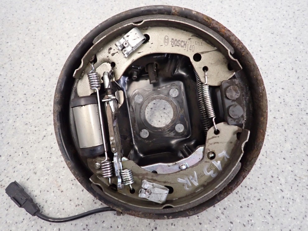 NISSAN MICRA K13 10- TARCZA KOTWICZNA TYLNA PRAWA SZCZĘKI 2/3