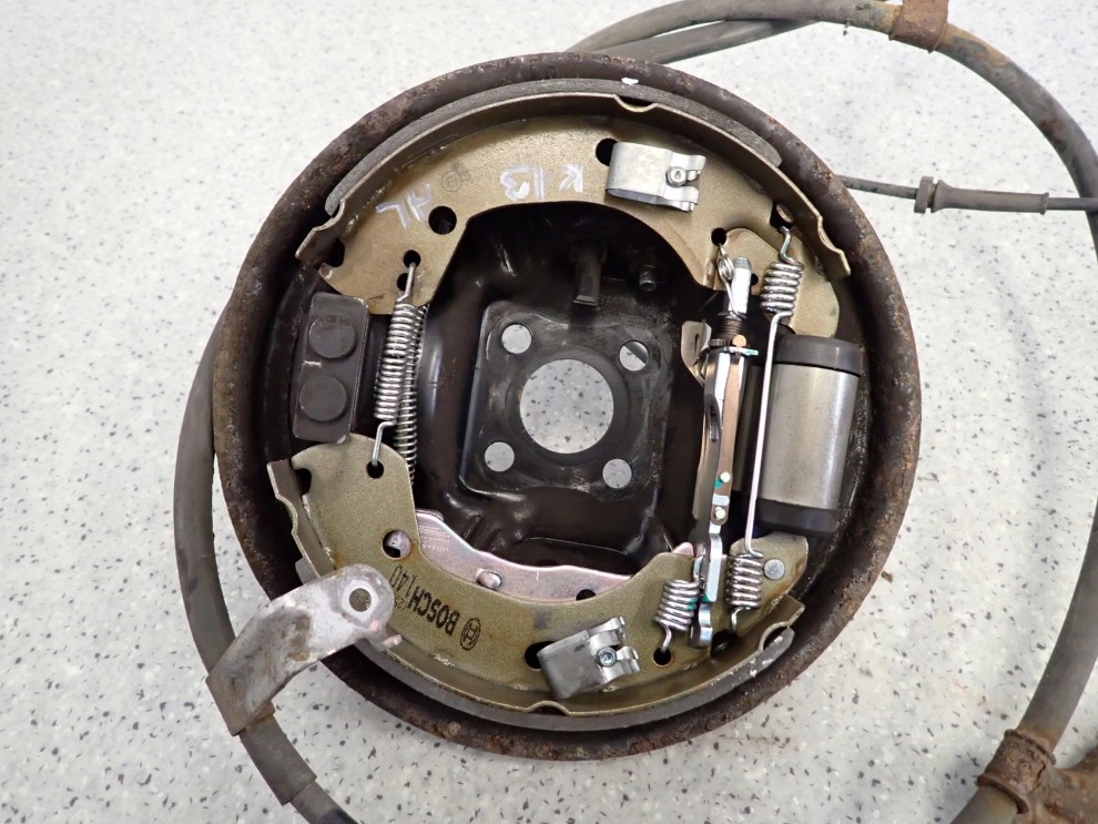 NISSAN MICRA K13 10- TARCZA KOTWICZNA TYLNA LEWA SZCZĘKI 2/4