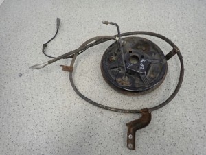 NISSAN MICRA K13 10- TARCZA KOTWICZNA TYLNA LEWA SZCZĘKI 3/4 MINIATURA