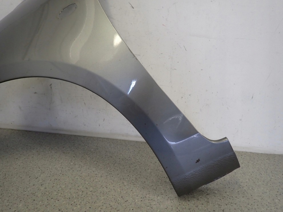 SUZUKI SWIFT MK7 10-16 BŁOTNIK PRZEDNI LEWY ZCD 2/11