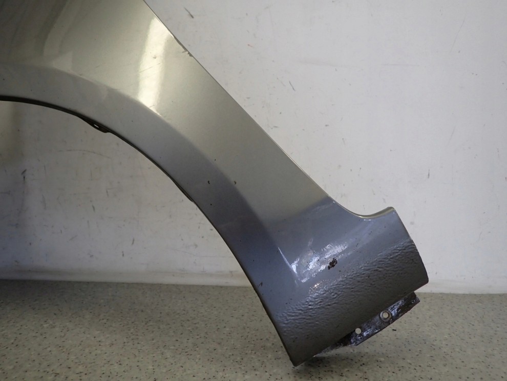 SUZUKI SWIFT MK7 10-16 BŁOTNIK PRZEDNI LEWY ZCD 3/11