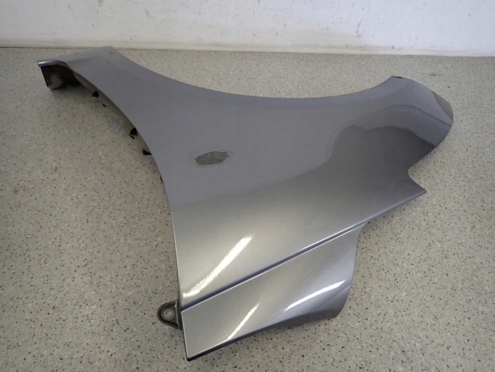 SUZUKI SWIFT MK7 10-16 BŁOTNIK PRZEDNI LEWY ZCD 8/11