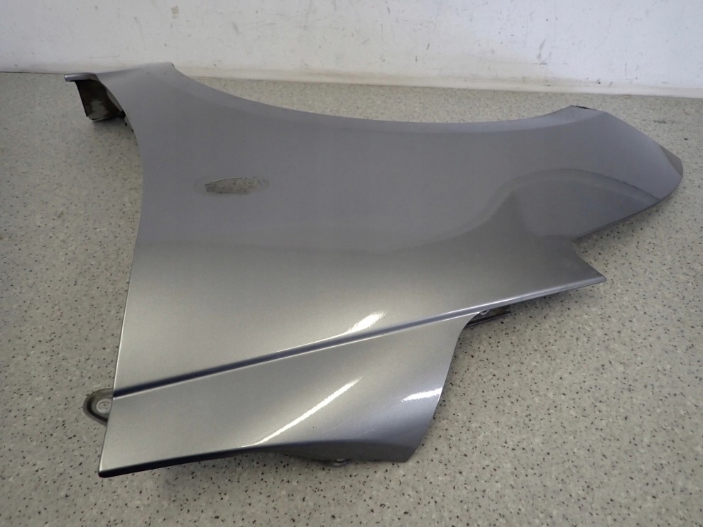 SUZUKI SWIFT MK7 10-16 BŁOTNIK PRZEDNI LEWY ZCD 9/11