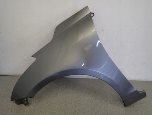 SUZUKI SWIFT MK7 10-16 BŁOTNIK PRZEDNI LEWY ZCD