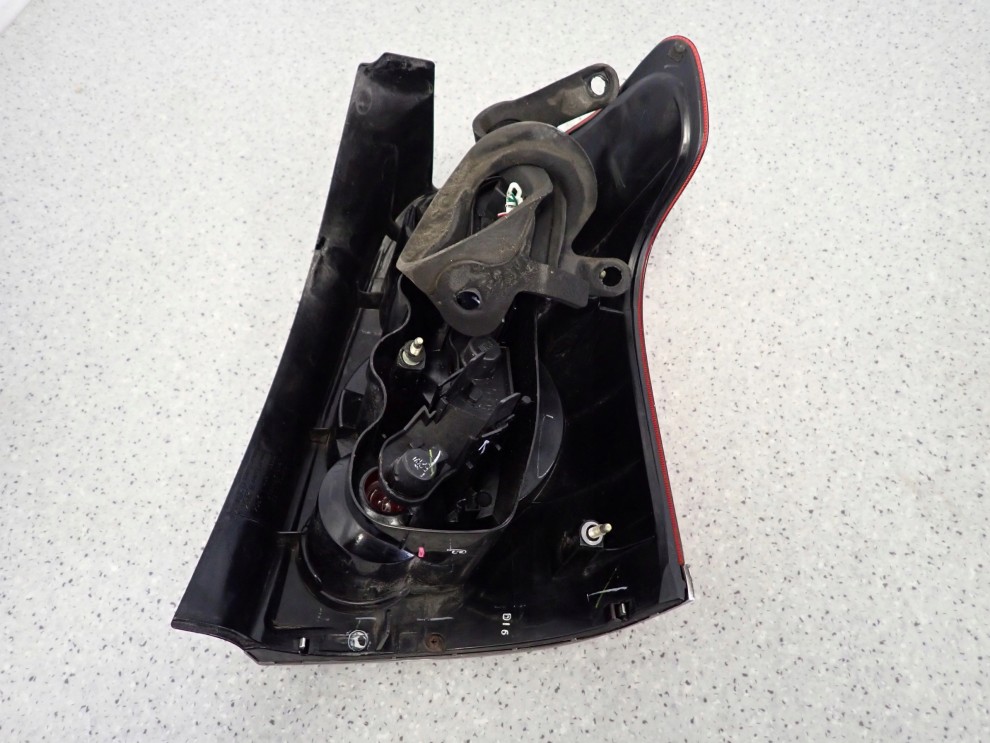 TOYOTA AVENSIS T25 KOMBI 03-05 LAMPA TYLNA LEWA 5/8